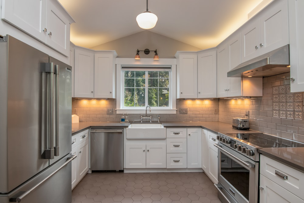 Strategically positioned lights in a kitchen